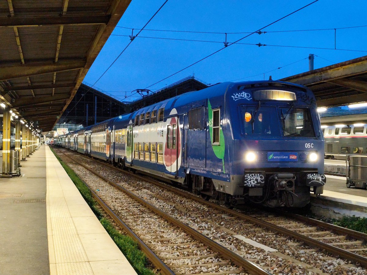 Le_Touriste_fr's tweet image. Ça y est, les dernières Z5600 sur l'axe Paris Laroche Migennes tirent leur révérence ce soir avec leur dernier tour de roue avec des voyageurs depuis Paris Gare de Lyon

Une page se tourne pour elle avec une retraite amplement mérité après plus de 30 ans de carrière sur les rails