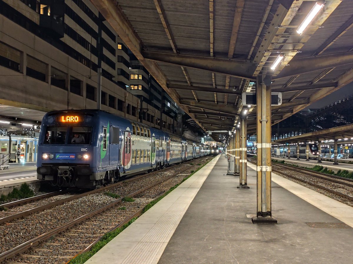 Le_Touriste_fr's tweet image. Ça y est, les dernières Z5600 sur l'axe Paris Laroche Migennes tirent leur révérence ce soir avec leur dernier tour de roue avec des voyageurs depuis Paris Gare de Lyon

Une page se tourne pour elle avec une retraite amplement mérité après plus de 30 ans de carrière sur les rails