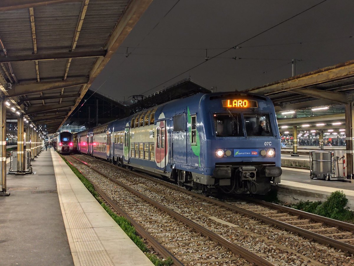 Le_Touriste_fr's tweet image. Ça y est, les dernières Z5600 sur l'axe Paris Laroche Migennes tirent leur révérence ce soir avec leur dernier tour de roue avec des voyageurs depuis Paris Gare de Lyon

Une page se tourne pour elle avec une retraite amplement mérité après plus de 30 ans de carrière sur les rails