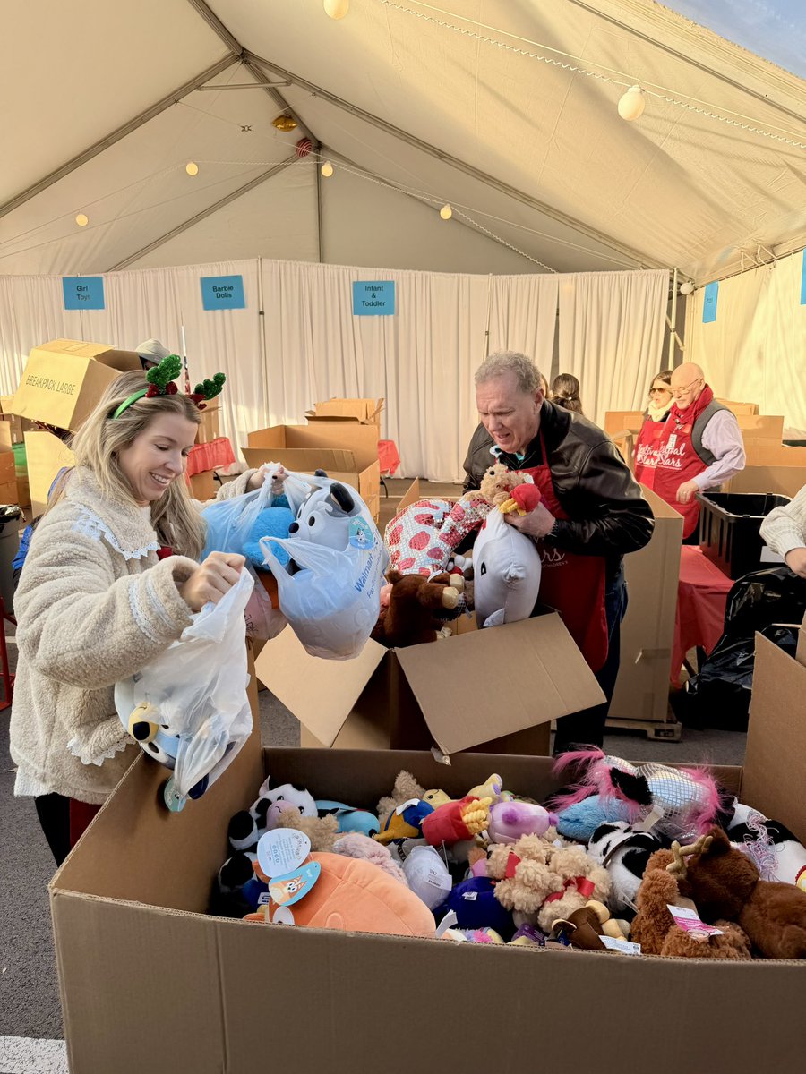 archildrens's tweet photo. 🎁🌟 It's the most wonderful time of the year, #FestivalOfStars at Arkansas Children's is finally here!
Our volunteer elves are collecting new, unwrapped toy donations for our patients until 7 p.m. today at both Arkansas Children's Hospital and Arkansas Children's Northwest. https://t.co/taa0IMHIaV