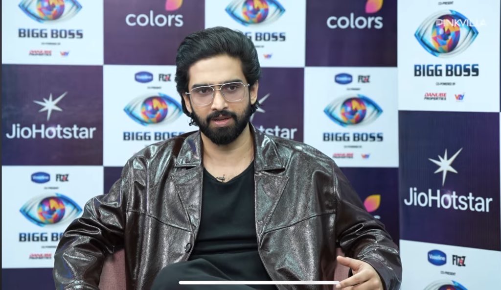 CursedSe7en's tweet photo. Amaal on plate fight with Farrhana  :

Neelam for Amaal is like a God’s Child. 

Farrhana was celebrating after tearing Neelam’s letter which irked him as he listens to his ♥️ and at that moment he lost his cool.

#AmaalMallik #AmaalMallik𓃵 https://t.co/ExgoN8W0fh
