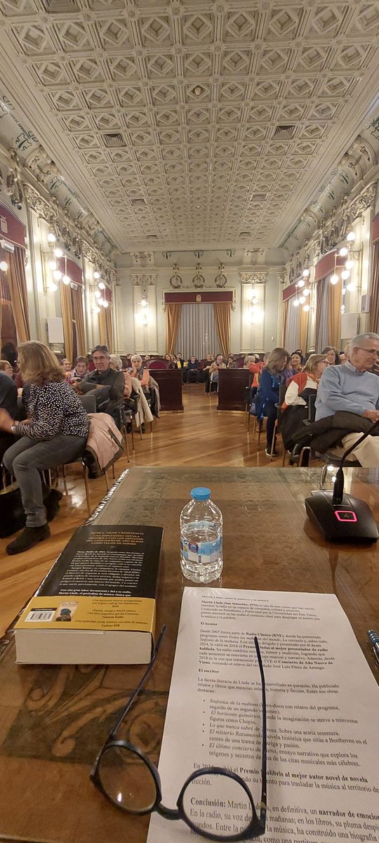 martinllade's tweet image. Exitazo en la presentación de "El último concierto de Viena" en Albacete. Valses en vivo, público afectuoso y todos los libros vendidos. Gracias a Lola Valiente y a la Asociación de Amigos de la Música de CLM, al ayto. y a @Antonioill por la magnífica presentación
@penguinlibros
