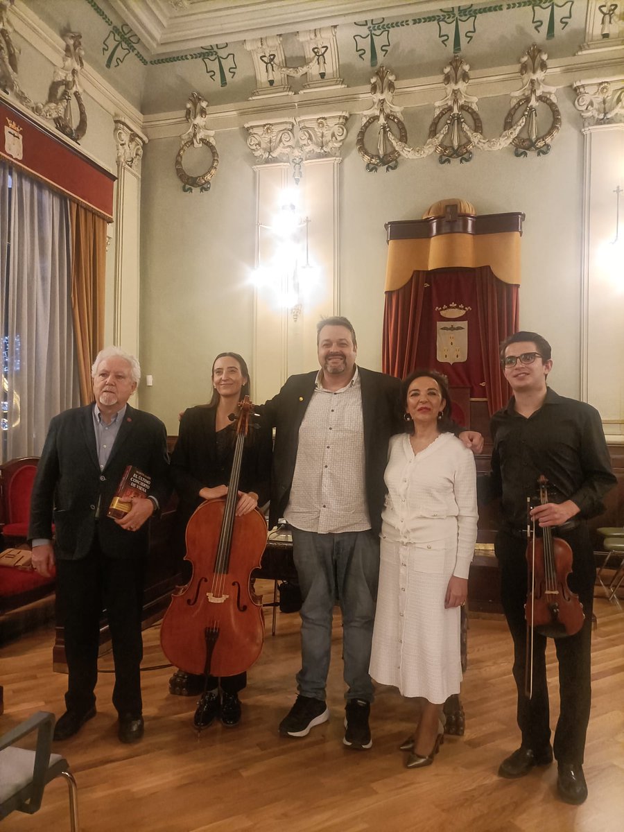 martinllade's tweet image. Exitazo en la presentación de "El último concierto de Viena" en Albacete. Valses en vivo, público afectuoso y todos los libros vendidos. Gracias a Lola Valiente y a la Asociación de Amigos de la Música de CLM, al ayto. y a @Antonioill por la magnífica presentación
@penguinlibros