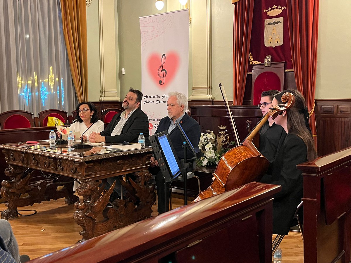 martinllade's tweet image. Exitazo en la presentación de "El último concierto de Viena" en Albacete. Valses en vivo, público afectuoso y todos los libros vendidos. Gracias a Lola Valiente y a la Asociación de Amigos de la Música de CLM, al ayto. y a @Antonioill por la magnífica presentación
@penguinlibros