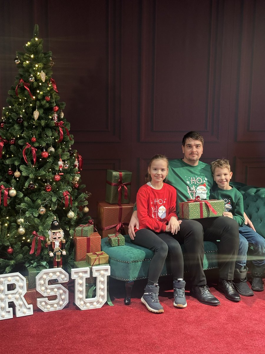 KSlaidins's tweet photo. Ziemassvētku laikā īpaši novērtēju brīžus, ko varu pavadīt kopā ar saviem mīļajiem. Lai arī jums šie svētki atnes siltumu, mieru un daudz skaistu kopā būšanas mirkļu. ✨

#ziemassvētkināk #svētkunoskaņa #rsu https://t.co/2lvz5Edr9V