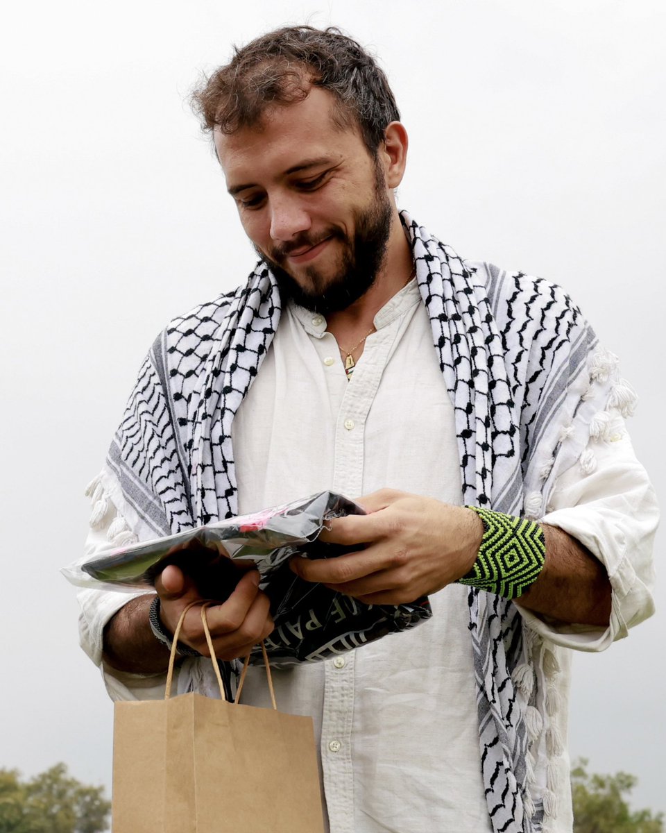 CDPalestinoSADP's tweet photo. Esta semana recibimos la visita de Thiago Avila, activista brasileño que integró, junto a otros voluntarios internacionales, la flotilla Sumud, cuyo objetivo fue llevar ayuda humanitaria a Gaza.

Gracias, Thiago, por tu visita y por tu activismo en defensa de nuestra causa, siendo la voz de #TodoUnPueblo 🇵🇸