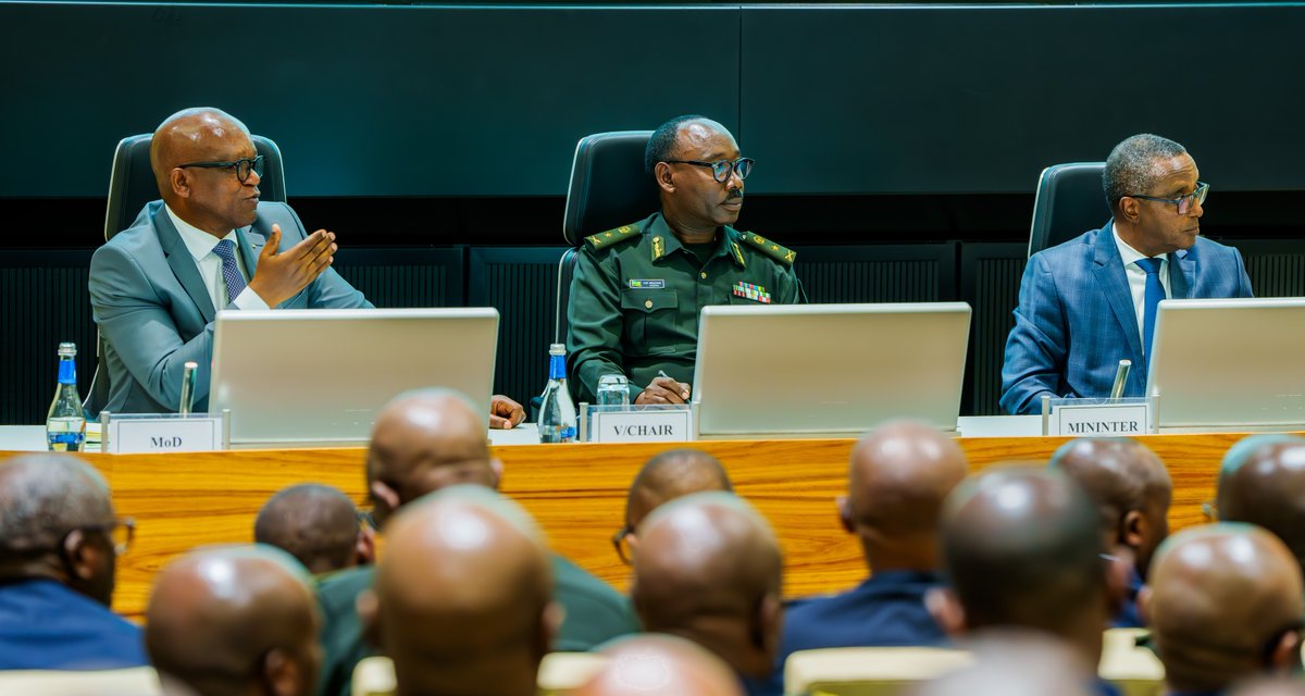 rbarwanda's tweet photo. 📸AMAFOTO📸

Kuri uyu wa Gatanu, Abanyamuryango ba Zigama CSS, bateraniye mu Nama Rusange yari ibaye ku nshuro ya 41, irebera hamwe ibyo yagezeho, bemeza igenamigambi ry’ibikorwa bya 2025 n’ibya 2025-2029.

Zigama CSS ko ishaka kongera urwunguko rwayo rukava kuri miliyari 39.3 Frw, rukagera kuri miliyari 42.2 Frw.

Inama y’iyi banki yabereye ku Cyicaro Gikuru cy’Ingabo z’u Rwanda (RDF) ku Kimihurura, yayobowe na Minisitiri w’Ingabo, Juvenal Marizamunda na Minisitiri w'Umutekano, Dr Vincent Biruta. Yitabiriwe n’abayobozi bakuru b’Ingabo z’u Rwanda, ab’inzego z’umutekano n’abandi banyamuryango. #RBAAmakuru
