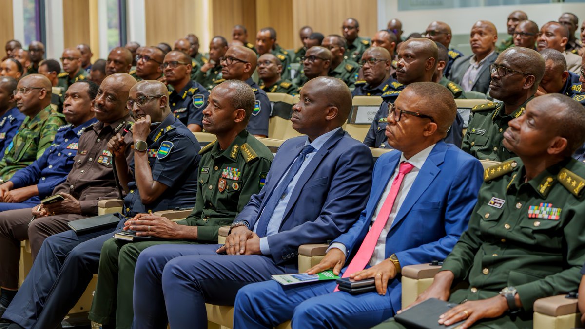 rbarwanda's tweet photo. 📸AMAFOTO📸

Kuri uyu wa Gatanu, Abanyamuryango ba Zigama CSS, bateraniye mu Nama Rusange yari ibaye ku nshuro ya 41, irebera hamwe ibyo yagezeho, bemeza igenamigambi ry’ibikorwa bya 2025 n’ibya 2025-2029.

Zigama CSS ko ishaka kongera urwunguko rwayo rukava kuri miliyari 39.3 Frw, rukagera kuri miliyari 42.2 Frw.

Inama y’iyi banki yabereye ku Cyicaro Gikuru cy’Ingabo z’u Rwanda (RDF) ku Kimihurura, yayobowe na Minisitiri w’Ingabo, Juvenal Marizamunda na Minisitiri w'Umutekano, Dr Vincent Biruta. Yitabiriwe n’abayobozi bakuru b’Ingabo z’u Rwanda, ab’inzego z’umutekano n’abandi banyamuryango. #RBAAmakuru