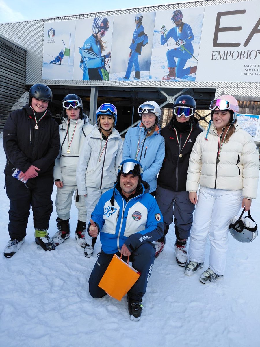 KAHealthWB's tweet image. Here are more of our ski group presentation photos! @Kilwinning_Acad @Skisupremeuk