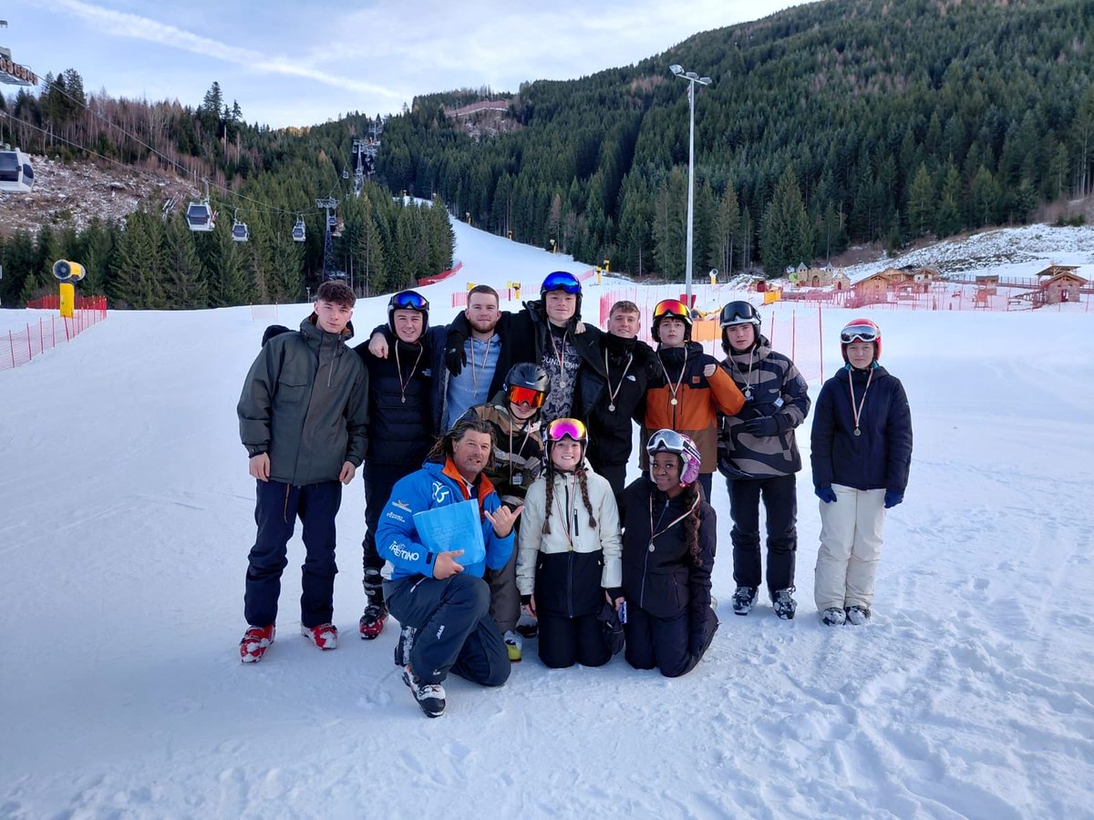 KAHealthWB's tweet image. Here are more of our ski group presentation photos! @Kilwinning_Acad @Skisupremeuk