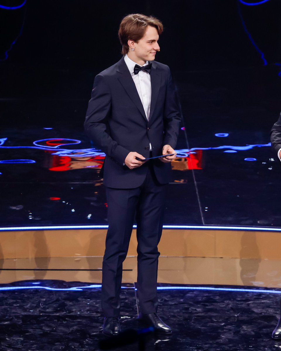 A suited and booted Oscar Piastri on the FIA Awards stage! 🤩👔

#F1