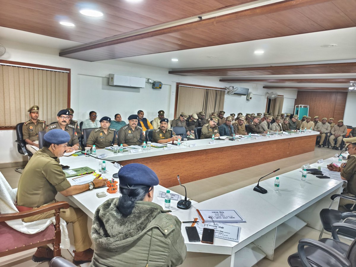 mahobapolice's tweet photo. पुलिस अधीक्षक महोबा श्री प्रबल प्रताप सिंह द्वारा मासिक सैनिक सम्मेलन एवं अपराध समीक्षा गोष्ठी आयोजित की गई।

🔸सम्मेलन में पुलिसकर्मियों की समस्याओं का अनुश्रवण कर त्वरित निस्तारण के निर्देश दिए गए। बीट प्रणाली को सुदृढ़ करने, बीट बुक अद्यतन रखने एवं अपराधियों के विरुद्ध प्रभावी कार्रवाई पर जोर दिया गया।
🔸 जनसुनवाई को प्राथमिकता देते हुए प्रार्थना पत्रों की 24 घंटे में जांच, थाना स्तर पर गुणवत्तापूर्ण निस्तारण तथा पीड़ितों से परस्पर संवाद कर उनकी समस्या निस्तारण के प्रति भरोसा प्रदान करें, सुरक्षित परिवेश की अनुभूति कराएं।
🔸 साइबर अपराध की शिकायतों पर क्विक रिस्पांस, धनराशि फ्रीज/बरामदगी एवं जनजागरूकता बढ़ाने पर बल दिया गया।
🔸 सड़क दुर्घटनाओं की रोकथाम हेतु हॉटस्पॉट चिन्हित कर यातायात संकेतक लगाने के निर्देश दिए।
🔸अपराध की रोकथाम हेतु रात्रि गश्त बढ़ाने, सीसीटीवी कैमरे लगाने तथा चोरी/नकबजनी की घटनाओं पर नियंत्रण के निर्देश दिए गए। 
🔸 मिशन शक्ति अभियान के तहत महिला सुरक्षा व सशक्तिकरण, एंटी रोमियो स्क्वॉड की सक्रियता एवं स्कूलों में जागरूकता कार्यक्रमों पर विशेष जोर दिया गया।

#UPPolice #MahobaPolice #CrimeControl #MissionShakti5