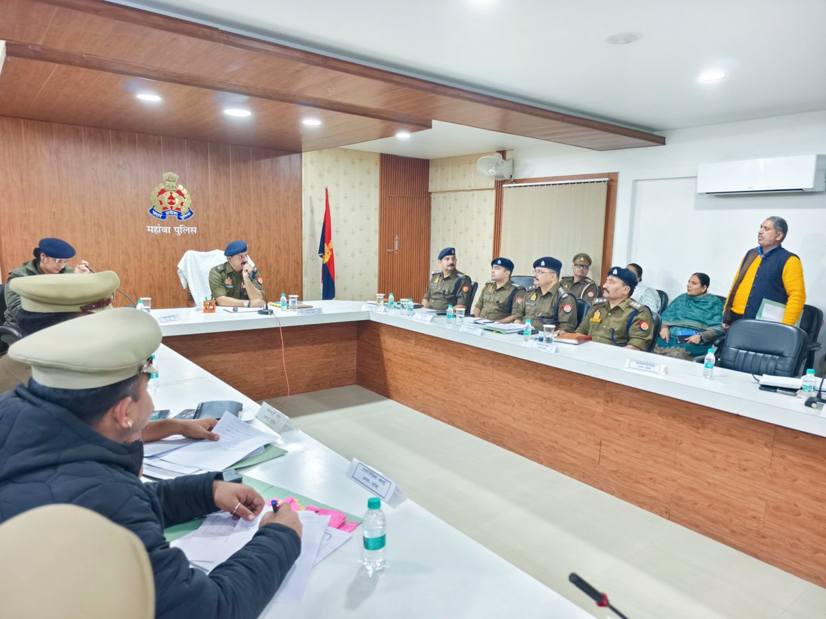 पुलिस अधीक्षक महोबा श्री प्रबल प्रताप सिंह द्वारा मासिक सैनिक सम्मेलन एवं अपराध समीक्षा गोष्ठी आयोजित की गई।

🔸सम्मेलन में पुलिसकर्मियों की समस्याओं का अनुश्रवण कर त्वरित निस्तारण के निर्देश दिए गए। बीट प्रणाली को सुदृढ़ करने, बीट बुक अद्यतन रखने एवं अपराधियों के विरुद्ध प्रभावी