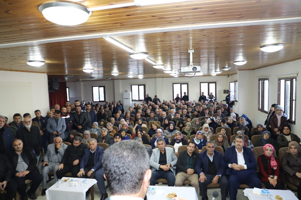DMustafaErdogan's tweet photo. 📍 HASSA

İl Kadın Kolları Başkanımız, İl Gençlik Kolları Başkanımız, İlçe Başkanlarımız, Belediye Başkanımız ve Hassa teşkilatımız ile birlikte muhtarlarımızla bir araya gelerek kapsamlı bir toplantı gerçekleştirdik. https://t.co/bAHFilF2VD