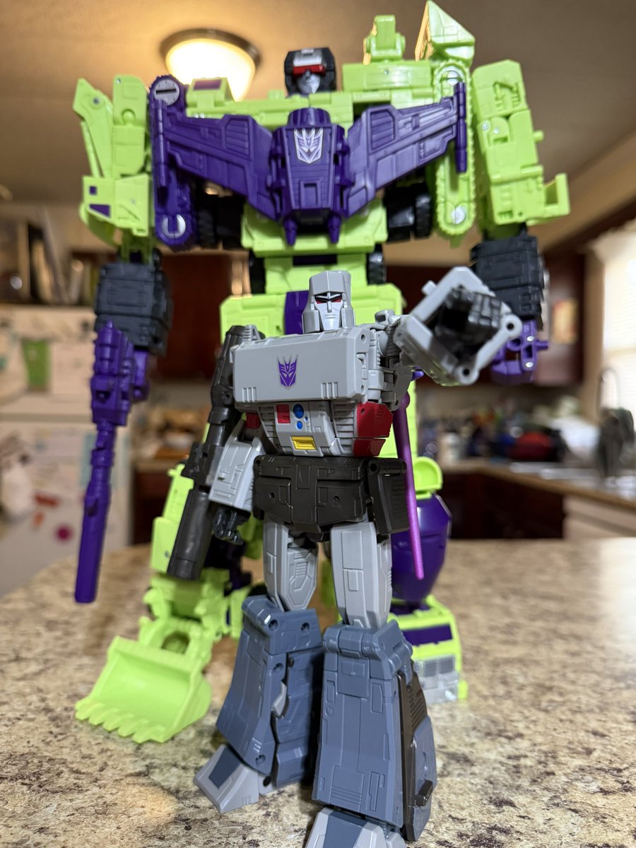 jeramy_collins's tweet photo. “Prepare for extermination!!!”

Finally got around to combining all the Constructicons together to form Devastator!!! He’s so big!! The Dinobots better watch out lol https://t.co/G66k5CpRUm