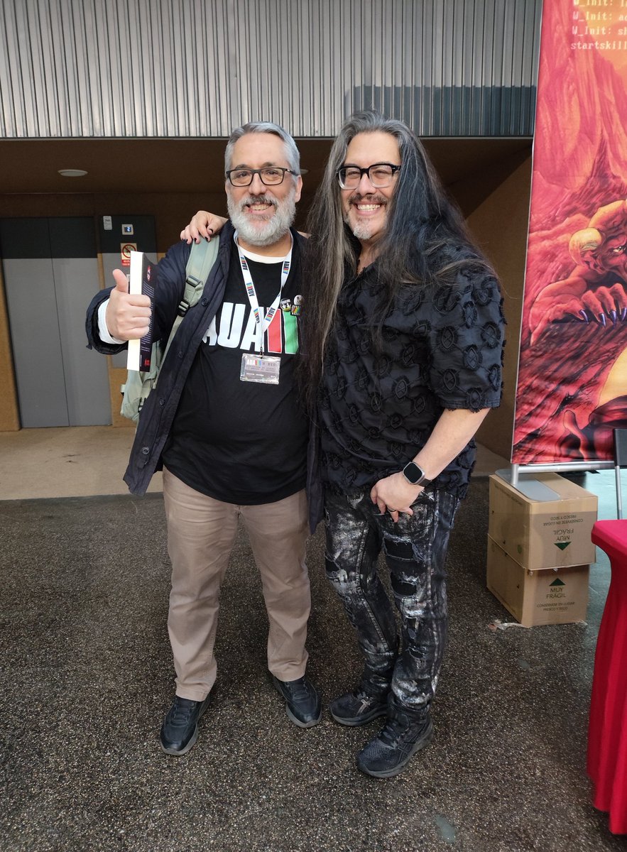 Este señor y algunos genios más, provocaron hace 32 años el mayor momento d asombro q he sentido en toda mi vida de gamer. Fue pulsar una tecla de dirección, sentir la fluidez del render y pensar: "No es posible!!" 😳😲🧐 ¡Y vaya si se podía!
Tyvm  <a href="/romero/">John Romero 🤘🏽</a> &amp;
<a href="/ID_AA_Carmack/">John Carmack</a> !! 🥰