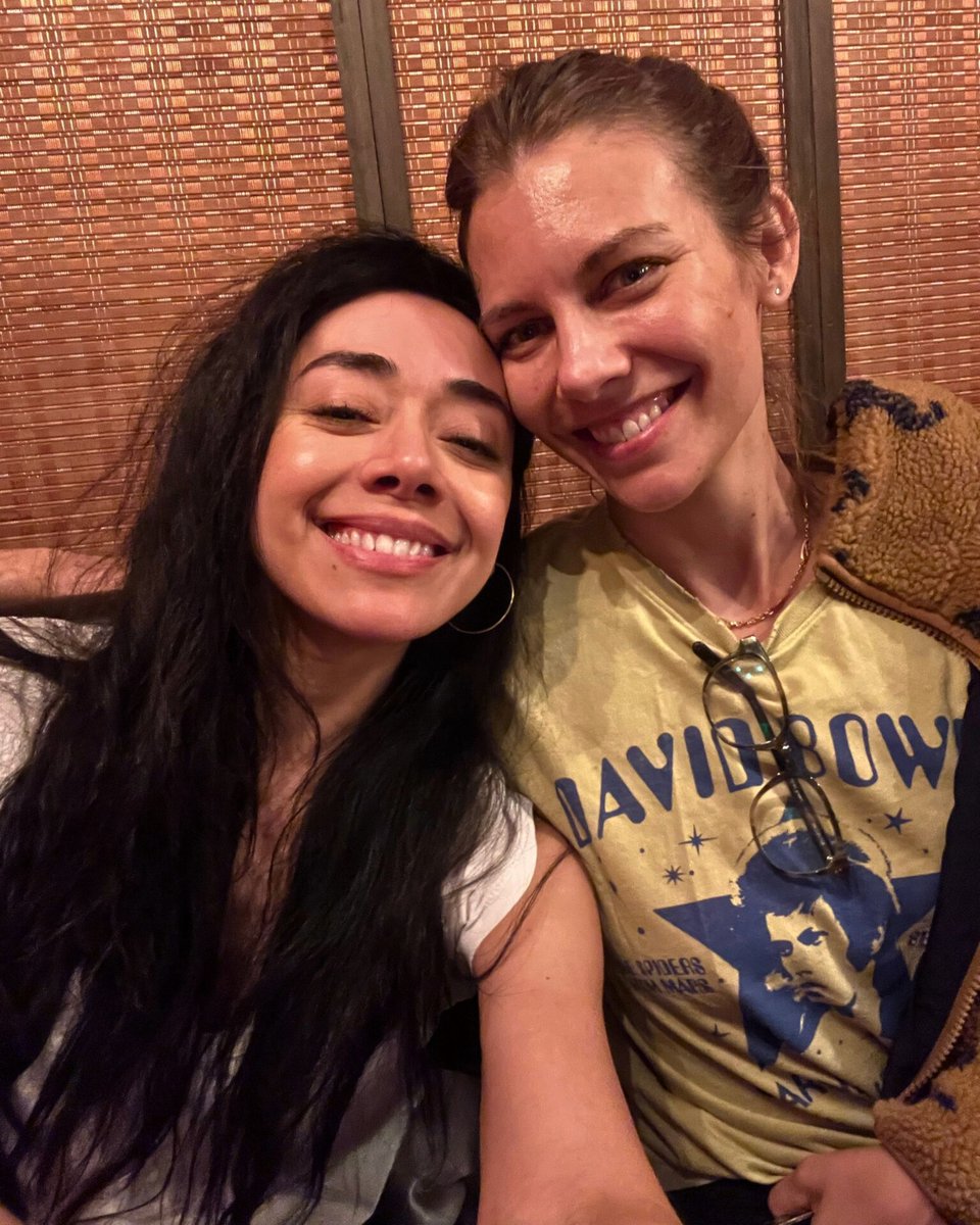 TvTWD's tweet photo. أيمي غارسيا نجمة Dead City الجديدة احتفلت مؤخراً بيوم ميلادها و لورين كوهان قدمت لها كعكة مرسوم عليها شخصيتها بالمسلسل (ريناتا)! 🎂🤍

#DeadCity https://t.co/qI3LaCZxPm