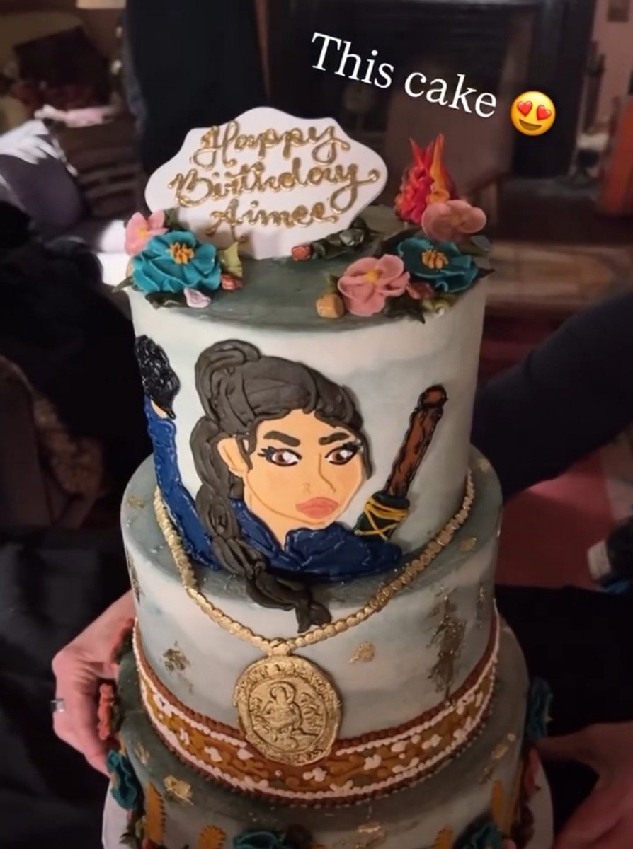 TvTWD's tweet photo. أيمي غارسيا نجمة Dead City الجديدة احتفلت مؤخراً بيوم ميلادها و لورين كوهان قدمت لها كعكة مرسوم عليها شخصيتها بالمسلسل (ريناتا)! 🎂🤍

#DeadCity https://t.co/qI3LaCZxPm