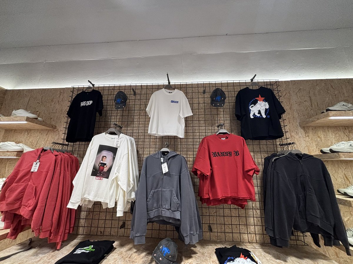 en q momento bershka ha hecho una colab con barry b y nusar3000
y encima la cami de nusar va dura de cojones