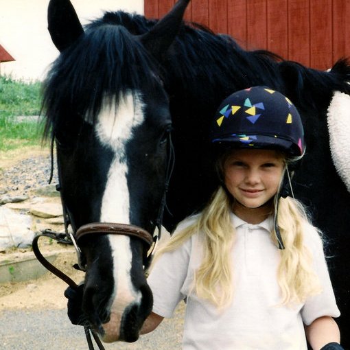 Hoje, 13 de dezembro, comemoramos 36 anos de uma das maiores forças da indústria da música: Taylor Swift.

Com décadas de carreira, a cantora e compositora construiu uma trajetória que se tornou referência em impacto cultural, longevidade e constante reinvenção artística.