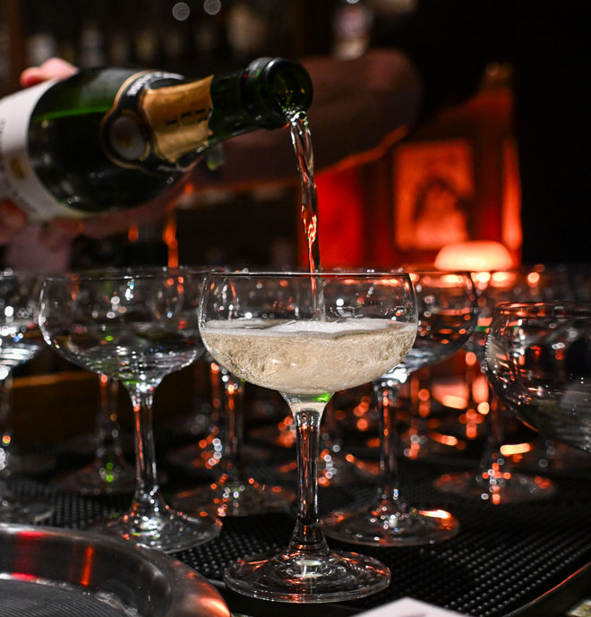 MXSW's tweet image. [updated] HOLIDAYS: 🎉 If you’re plotting where to toast 2026, now’s the time to lock in a reservation. Here’s some of what’s on the menu this year at Valley restaurants and bars.  mouthbysouthwest.com/2025/12/12/mxs…