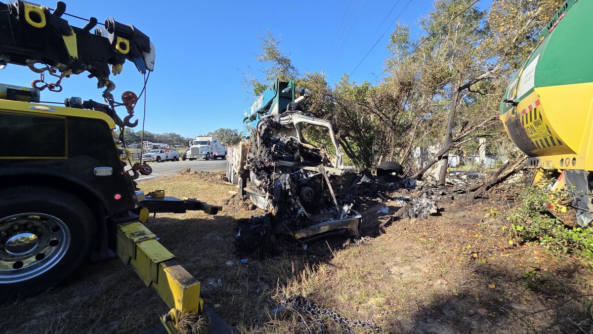 🚒 Yesterday AM, CCFR responded to a fiery crash on N Paradise Pt in Hernando. One car overturned &amp; caught fire, the other struck a mobile home.

Fire was out by 6:16 AM, 2 people transported, both vehicles totaled, home damaged. CR 491 reopened ~1:15 PM.
#CCFR #HernandoFL