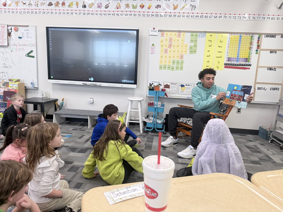 tera_mitchell's tweet image. When your momma is a teacher and it’s your fist day of break, you read to a bunch of second graders! ❤️⚾️