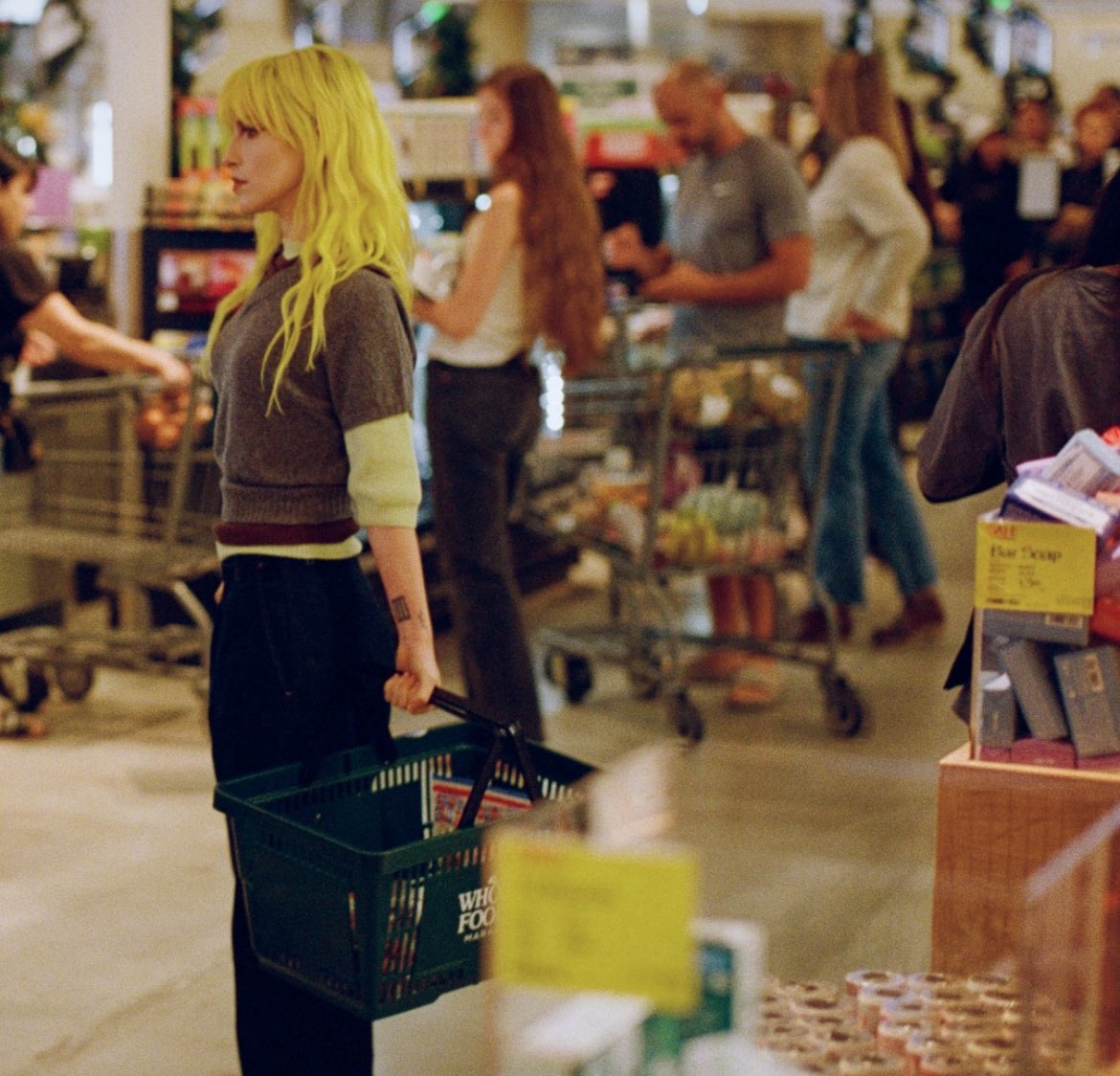 foggyghostx's tweet image. wait it IS a whole foods i’m fucking dead