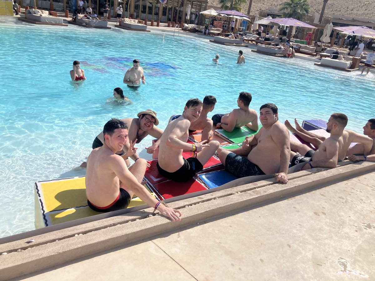 Well that was kinda nuts. Had an amazing time meeting Alexey, Vince and all the amazing peeps! Tysm <a href="/redbull/">Red Bull</a> and <a href="/Tetris_Official/">Tetris</a> for the opportunity! (Also shoutout <a href="/wyliecanttwitta/">WylieCan'tTwitta</a> for being the best employer <3 and for being an amazing host!) #redbulltetris