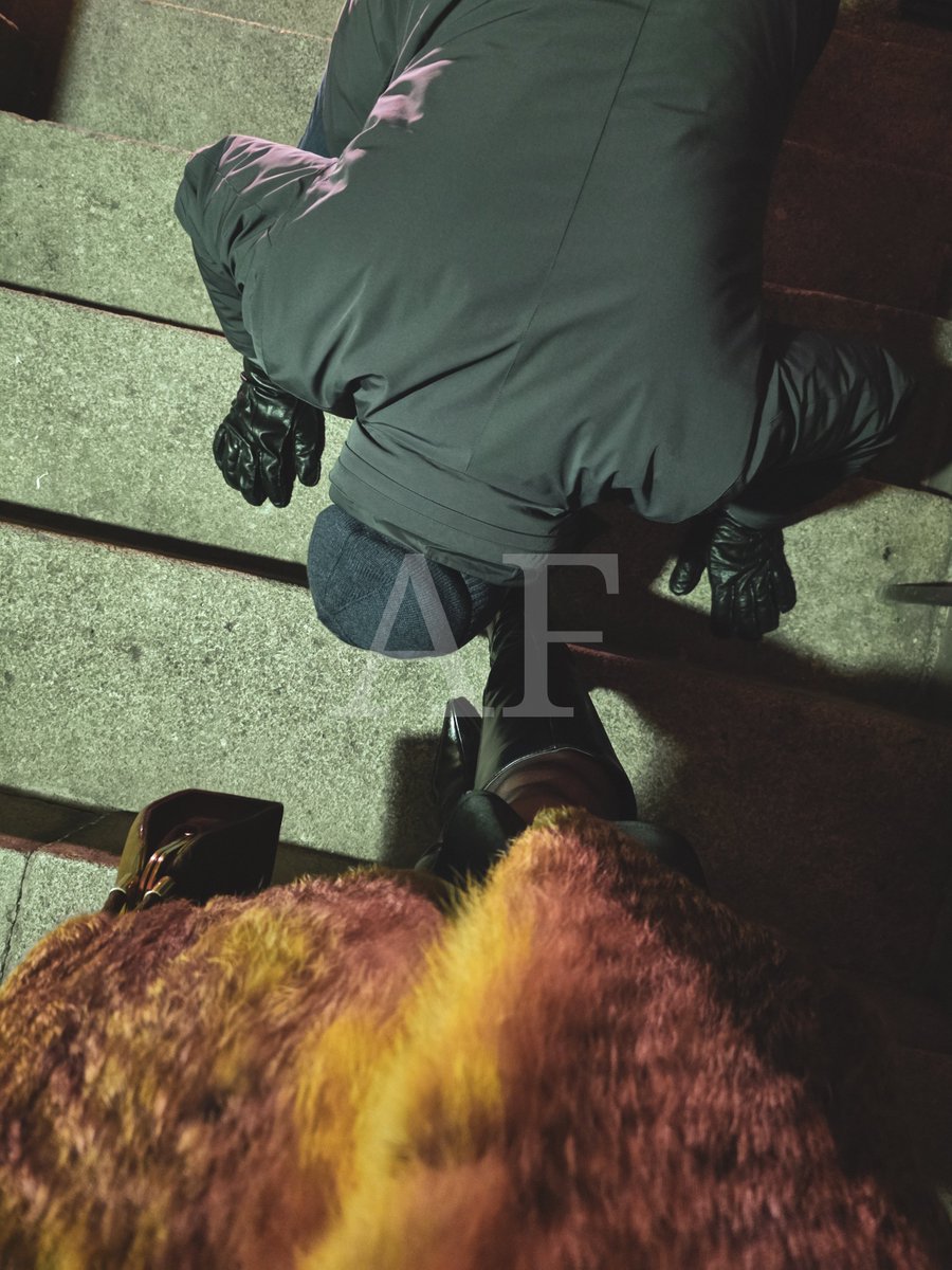 POV: Weihnachtsmarkt-Dreck
scheint gut zu schmecken.✨️
Traust du dich?

#Stiefel #boots #findom #femdom