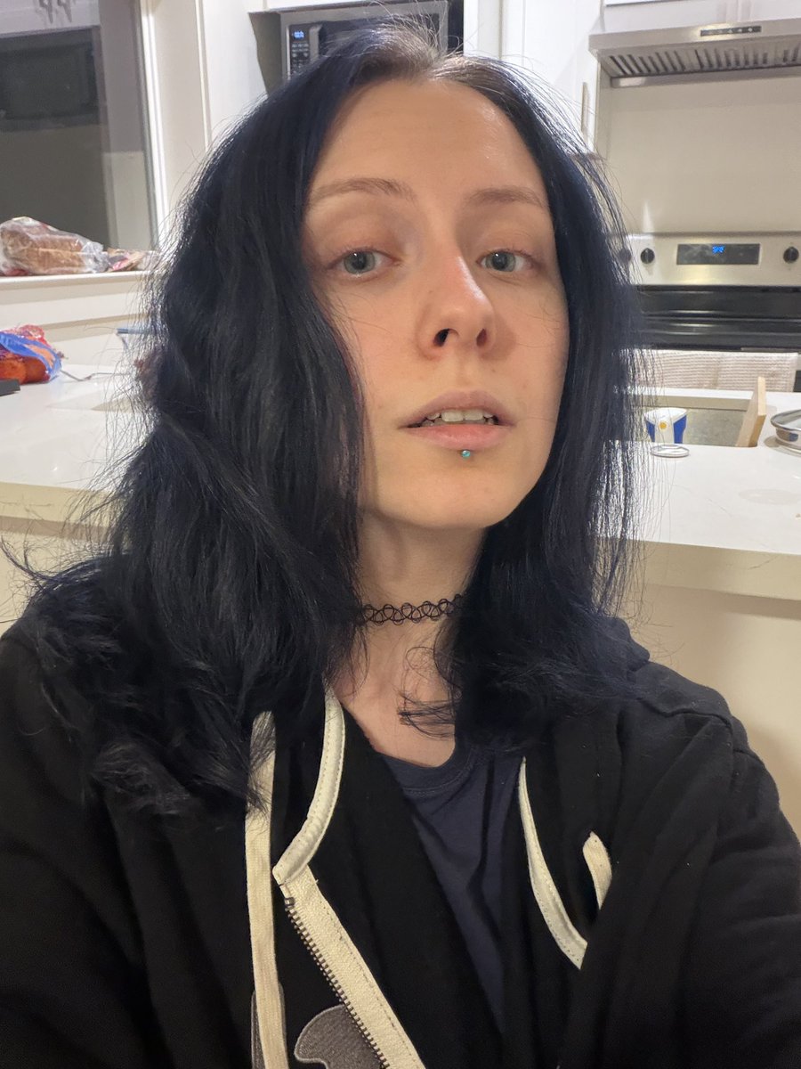 Это я больная с соплями попыталась выпрямить волосы, как можно заметить, ничего не получилось 🫩