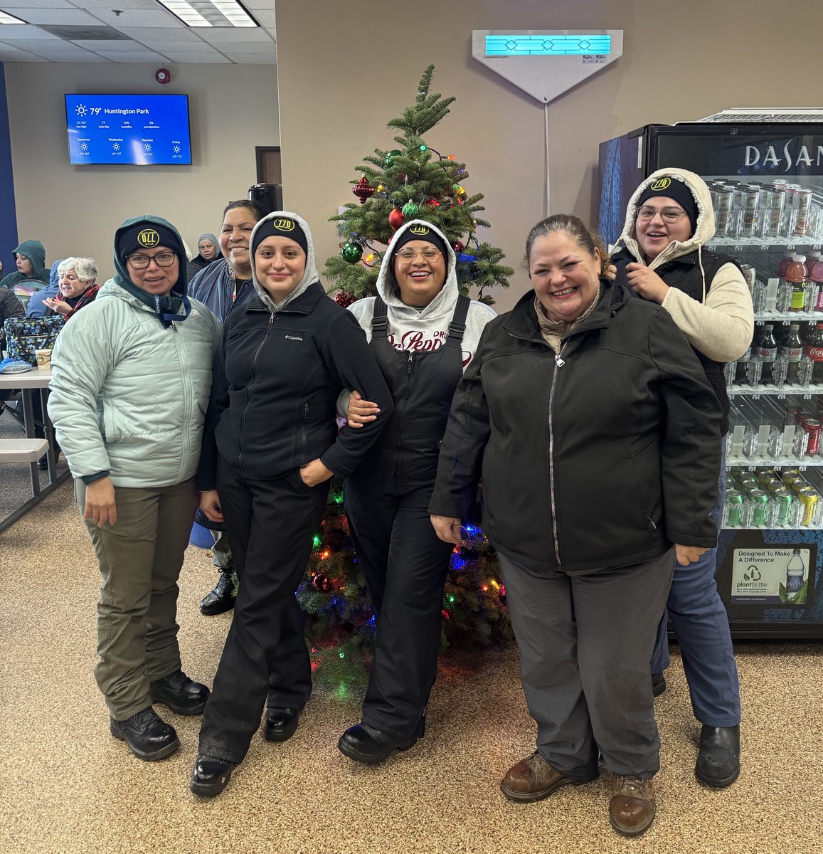 UFCW770's tweet image. ¡Trabajando en un contrato que honre nuestro trabajo! Building a contract that honors our work! ✨ Our Palisades Ranch member-leaders met to plan the 2026 campaign, fighting for the safety, respect, and wages that over 100 employees deserve. #MemberPower  #1u