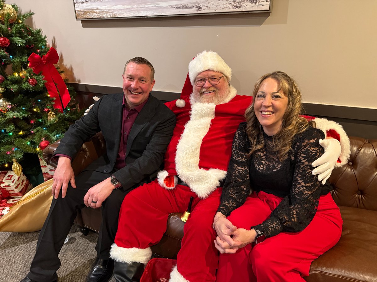 MarciniakTeam's tweet image. Celebrating Christmas with our RE/MAX Lakeside family last night was so much fun! 📷📷

Here’s to a joyful season, a strong finish to 2025, and an even brighter year ahead with the incredible RE/MAX Lakeside crew!
