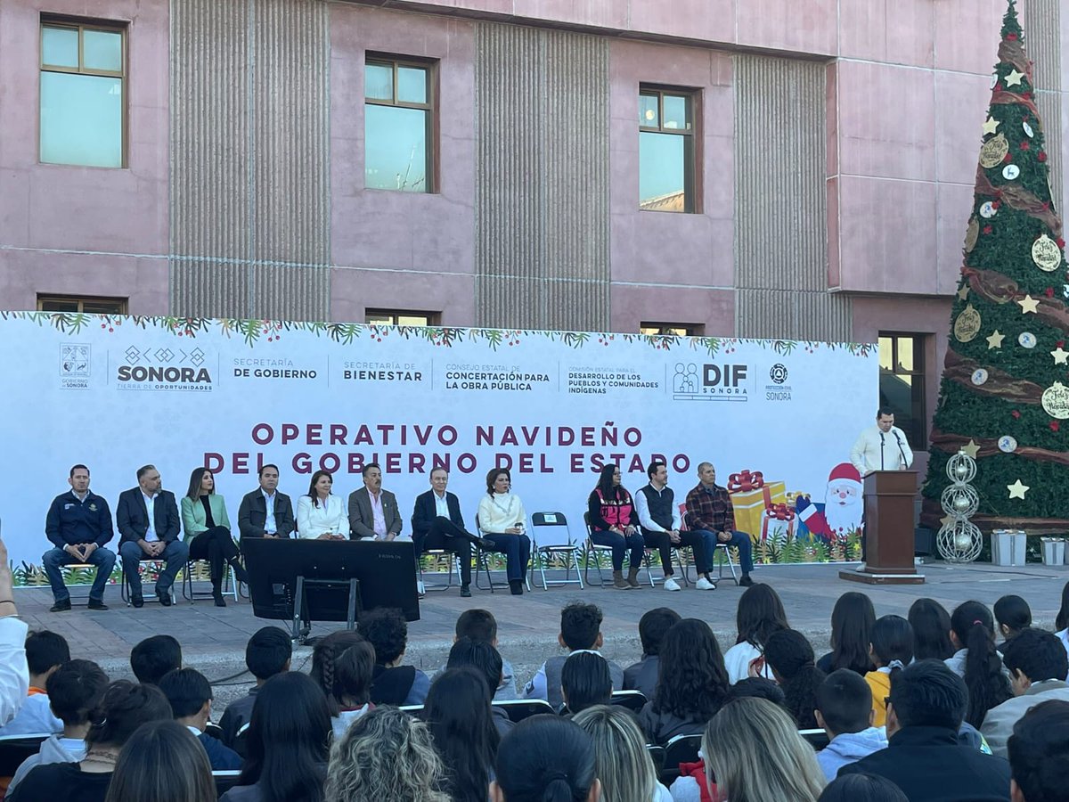 Soc_PoliticaMX's tweet photo. " LOS CANDIDATEABLES SE DEJAN QUERER "
Arranca el “Operativo Navideño del Gobierno del Estado” acompañaron al Gobernador del Estado @AlfonsoDurazo .

La plana mayor estuvo presente, de esta 12na de servidores públicos, todos “candidateables” al 2027, incluida la Gubernatura. https://t.co/6DHebkZ8RD