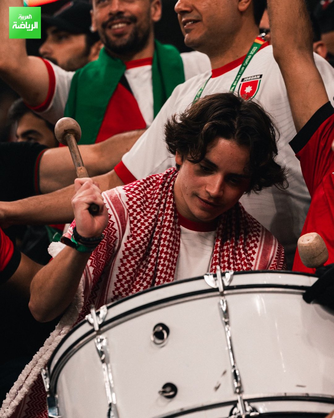 الأمير هاشم نجل العاهل الأردني الملك عبدالله يشارك لاعبي منتخب النشامى فرحتهم بالتأهل إلى نصف نهائي بطولة كأس العرب 