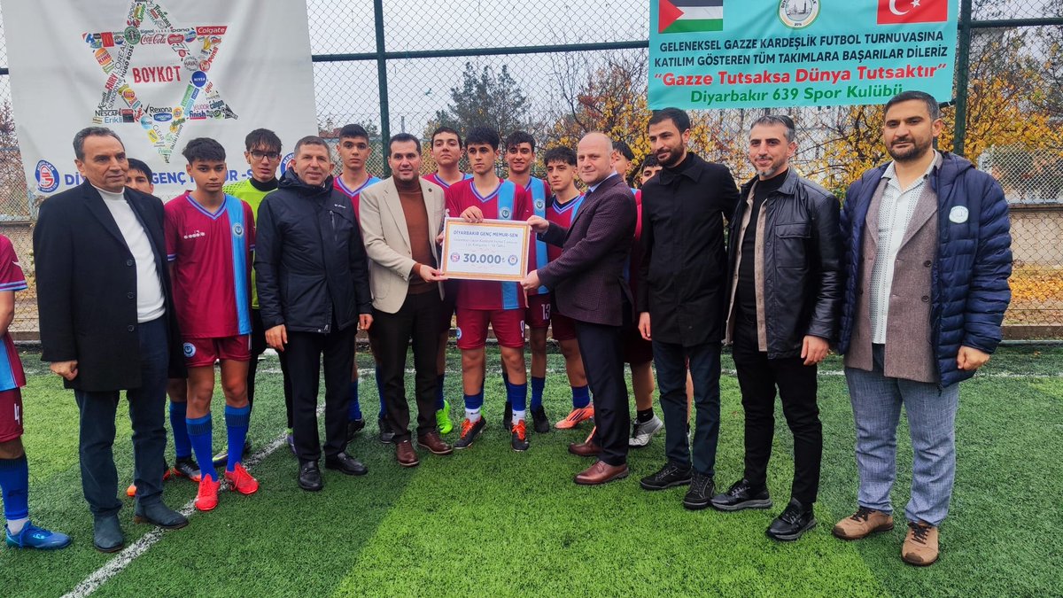 Genç Memur-Sen İl Teşkilatımızın organize ettiği 70 okul ve 1000 öğrencimizin katılımı ile gerçekleşen “ Gazze Kardeşlik Futbol Turnuvası’ final müsabakaları ile sona erdi.
İsrail’in Gazze’deki soykırımını unutturmamak, Filistin halkıyla dayanışmanın ahlaki ve insani