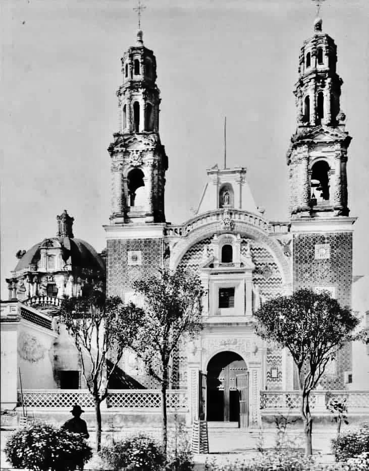 Vista del Santuario de Guadalupe, joya del barroco poblano cuya construccion data del año de 1714, fue consagrado en 1722. #PueblaAntigua  Foto libro Spanish Colonial Architecture in Mexico de Sylvester, 1901.