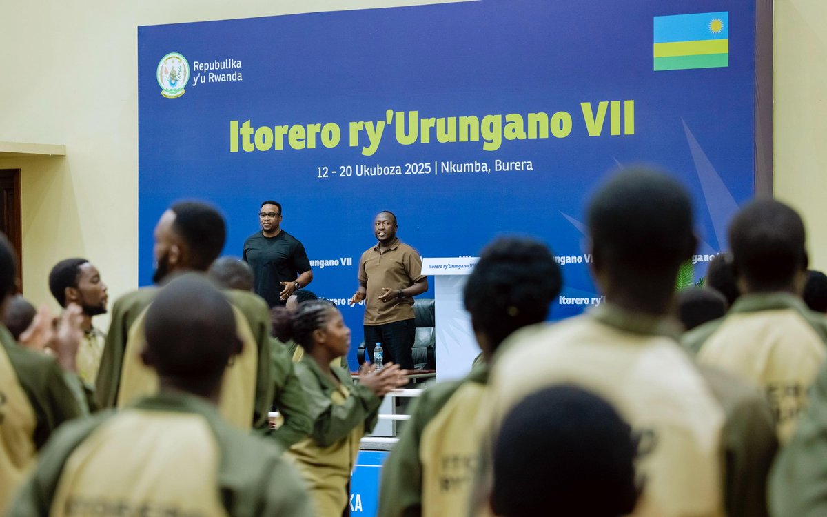RwandaYouthArts's tweet photo. Kuri uyu mugoroba, Abanyamabanga Bahoraho @NgaboBrave na @Emahoro1, bahaye ikaze urubyiruko rwitabiriye Itorero ry’Urungano Icyiciro cya Karindwi, mu Kigo cy’Ubutore cya Nkumba, @BureraDistrict. #UrunganoVII https://t.co/We8DZnrSl4