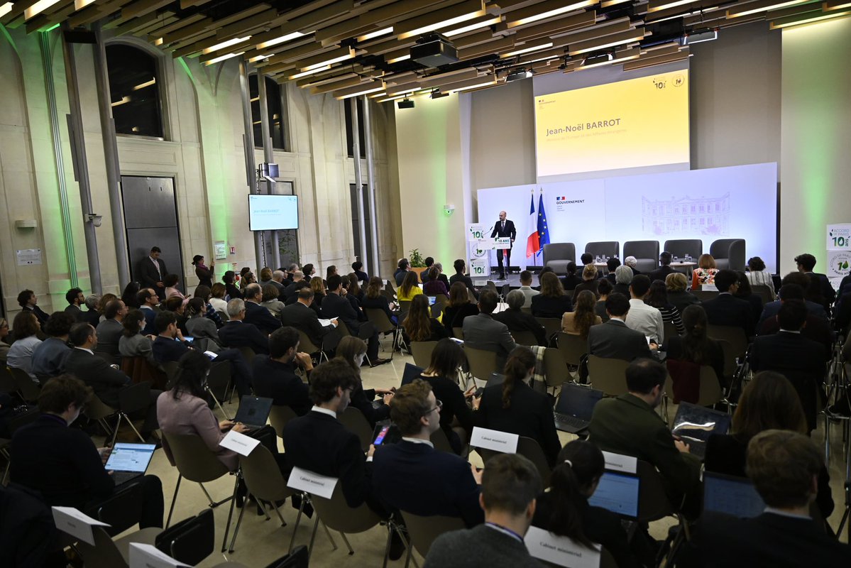 Pour les 10 ans de l’Accord de Paris, le Premier ministre <a href="/SebLecornu/">Sébastien Lecornu</a> l’a rappelé avec force : la transition écologique est un enjeu clé pour les territoires. Penser global, agir local. L’environnement sera au cœur des enjeux de décentralisation.