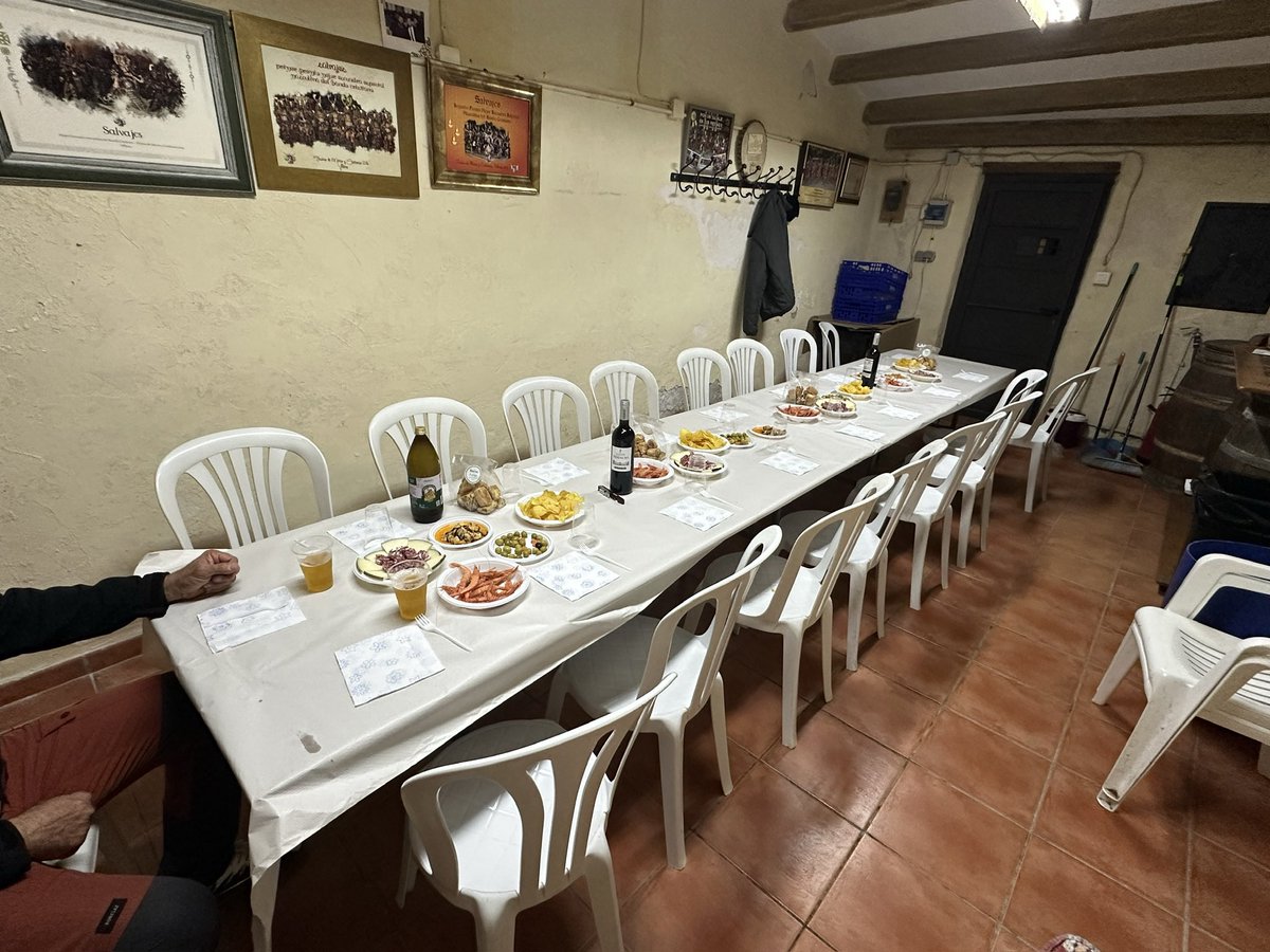 Hoy cenamos en la cueva!!

Hoy toca hablar de temas importantes!

Muuuy importantes!!