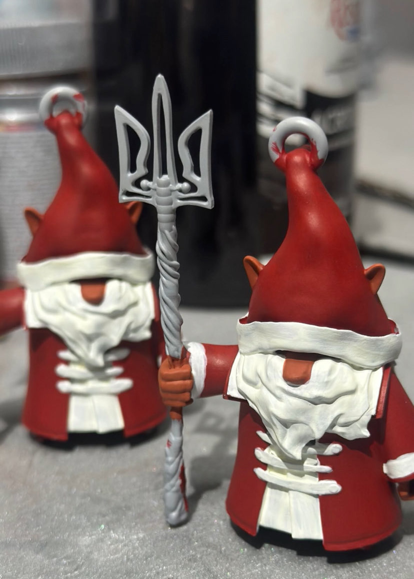 Kyiv-based Dee Lav Factory presents: The painting process for Christmas-themed FELLAS figures! Soon these Tryzubs will be coated in gold and set off to defend your Christmas from orcs! I'm still accepting pre-orders 🔱🎄🇺🇦🥰 BOOST PLEASE
