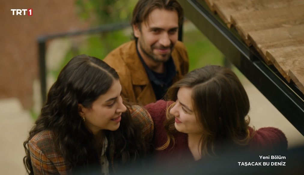 hemsiiree_'s tweet image. Şu karelerin mükemmelliği, bir yanda babasının elini bırakmadı, adil de anne kızı hayranlıkla izliyor 🥹❤️

  #TaşacakBuDeniz