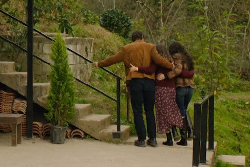 hemsiiree_'s tweet image. Şu karelerin mükemmelliği, bir yanda babasının elini bırakmadı, adil de anne kızı hayranlıkla izliyor 🥹❤️

  #TaşacakBuDeniz