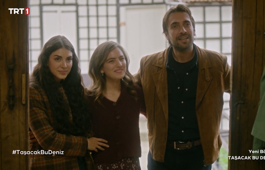 hemsiiree_'s tweet image. Şu karelerin mükemmelliği, bir yanda babasının elini bırakmadı, adil de anne kızı hayranlıkla izliyor 🥹❤️

  #TaşacakBuDeniz