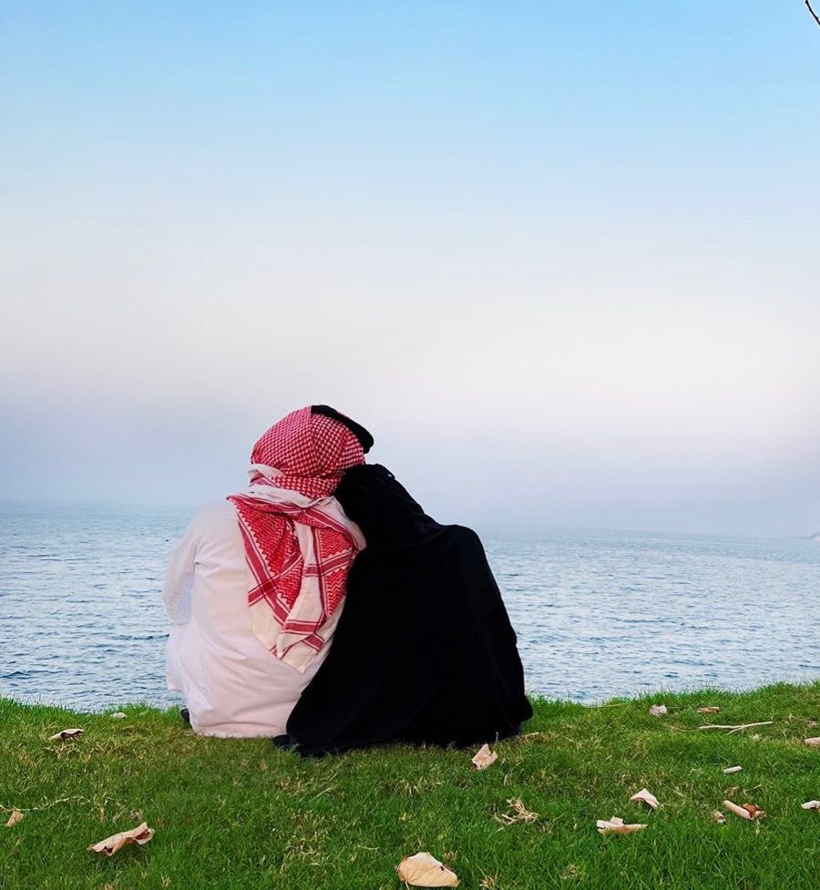 فلا تحمِلنّ العِبْءَ وحدَك كلَّه
فإنّي على الأعبـاءِ خيرُ مُعينِ."♥️