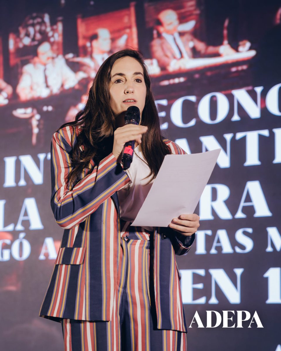Adepargentina's tweet photo. ⚖️ ADEPA rindió homenaje a los camaristas del histórico Juicio a las Juntas de 1985, destacando su valentía y compromiso con la justicia. Un fallo que marcó un precedente único en América Latina y fortaleció la democracia argentina.
#ADEPA #JuicioALasJuntas #Democracia #Justicia https://t.co/Pa7KGWq8vN