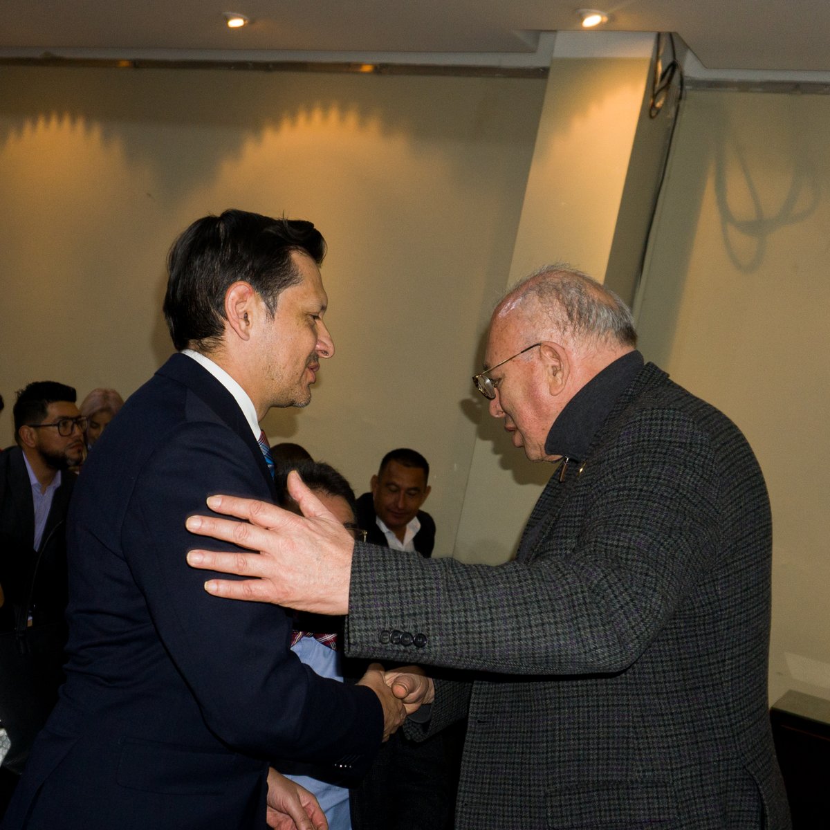 SamirBedoya's tweet photo. Desde el @ConcejoDeBogota tuvimos el honor de condecorar con Nota de Estilo al Colegio de Abogados y Observatorio Electoral – @COADE_Col por su invaluable labor en la defensa del derecho electoral, la formación ciudadana y el fortalecimiento de la democracia con ética, rigor técnico y transparencia.