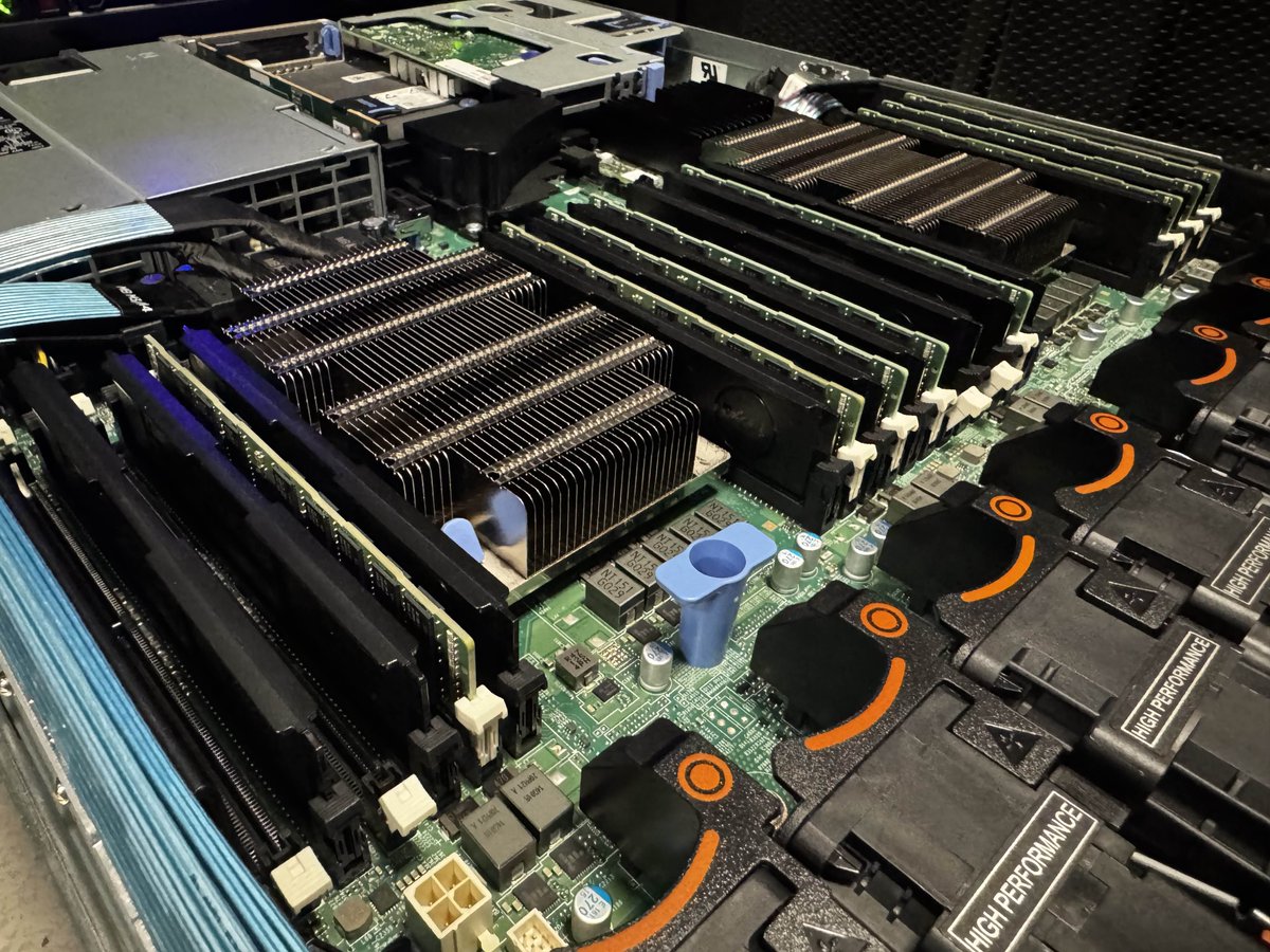 Nous venons d'effectuer des interventions au datacenter de Equinix PA5 afin de procéder à des upgrades et mise en production d'un serveur 😇

⚡️ Mise en production du serveur FRVPSPERF01, pour la gamme VPS Performance en DDR5, Ryzen 9 9950X @ 4.3 GHz
📈 Ajout de 256Go RAM