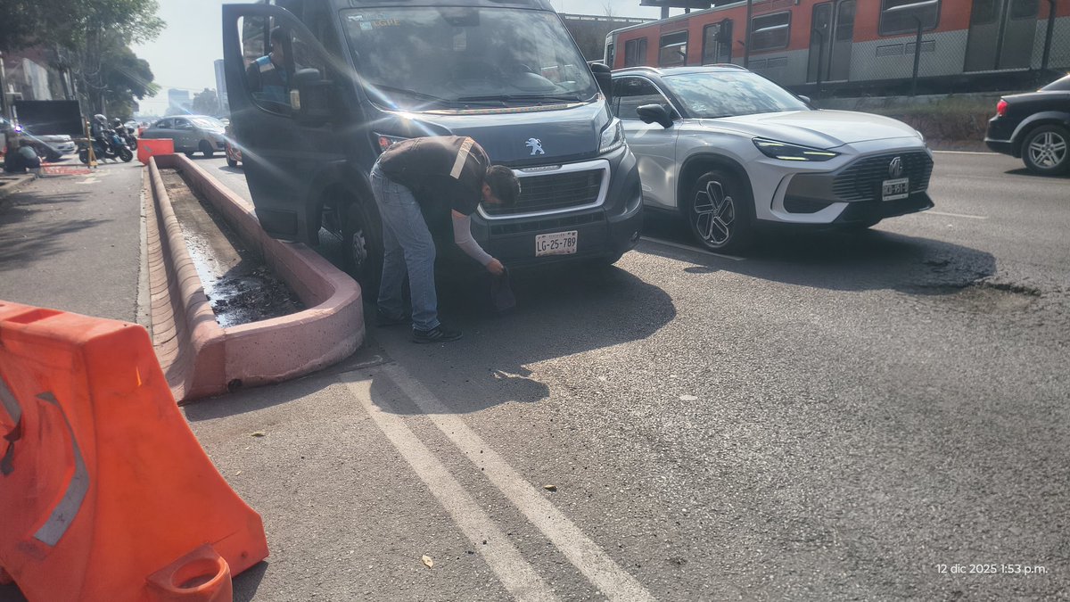 kiumaya's tweet photo. @OVIALCDMX así en clazda de tlalpan. Cargando, descargando, limpiando,obstruyendo la parada del bus... https://t.co/PVGQsGWVBO