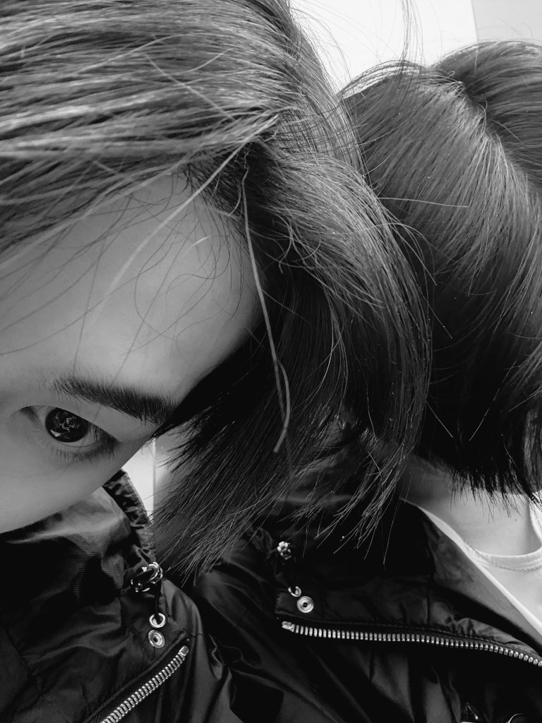 "장면은 전설처럼 남고, 나는 거울 속 경계에 서 있다."